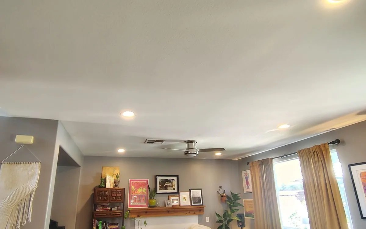 Recessed lighting installed in a living room by Zomg