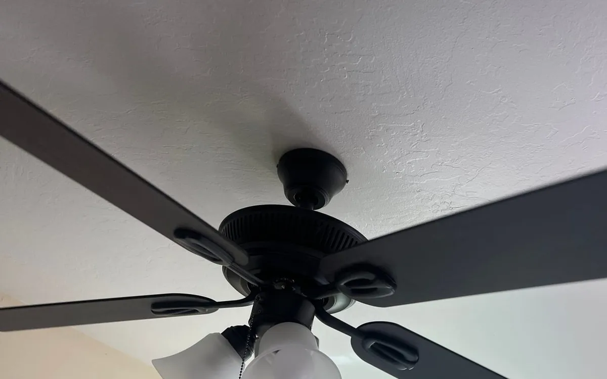 Ceiling fan installed in a bedroom by Zomg