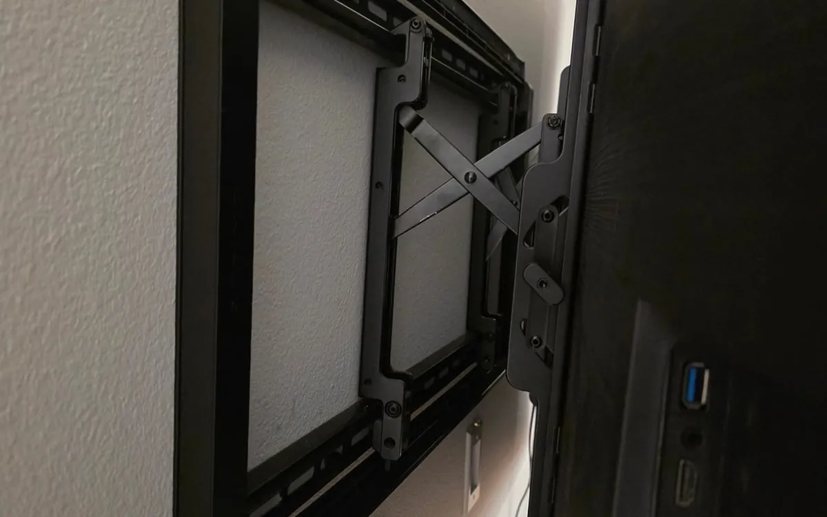 Articulating TV mount arm installed by Zomg