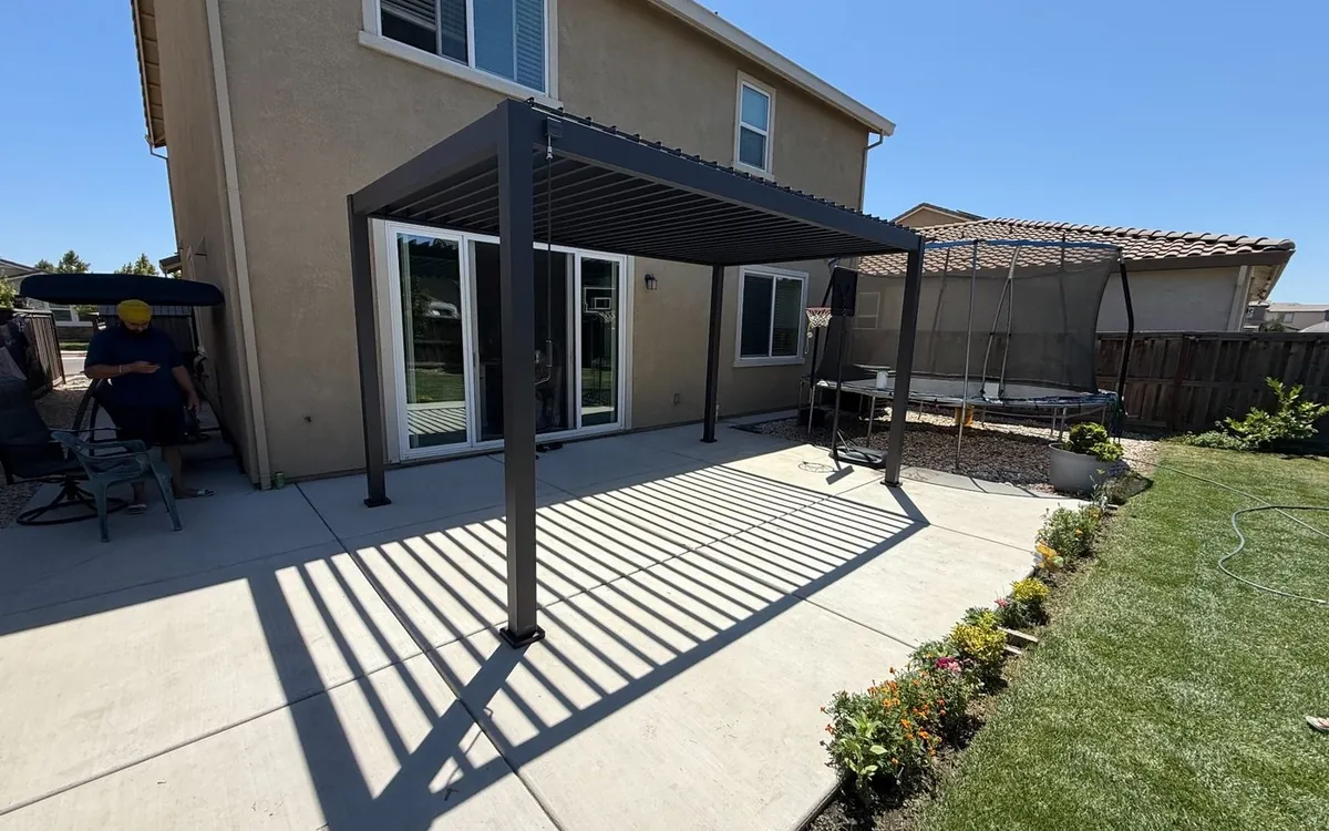 Louvered aluminum pergola assembled over a patio by Zomg