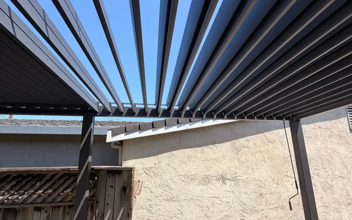 Louvered aluminum pergola roof