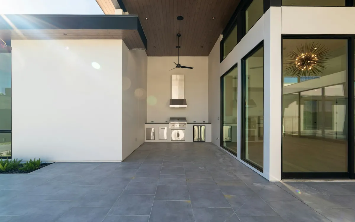 Outdoor patio with a built in kitchen